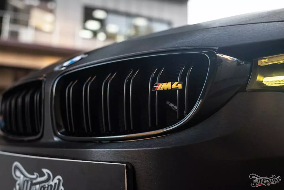 BMW M4. Оклейка кузова в шлифованный алюминий. Установка желтых ремней безопасности